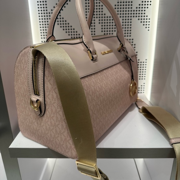 MICHAEL KORS TRAVEL MEDIUM DUFFEL SATCHEL / CROSSBODY LIGHT POWDER BLUSH COLOR - Picture 16 of 16